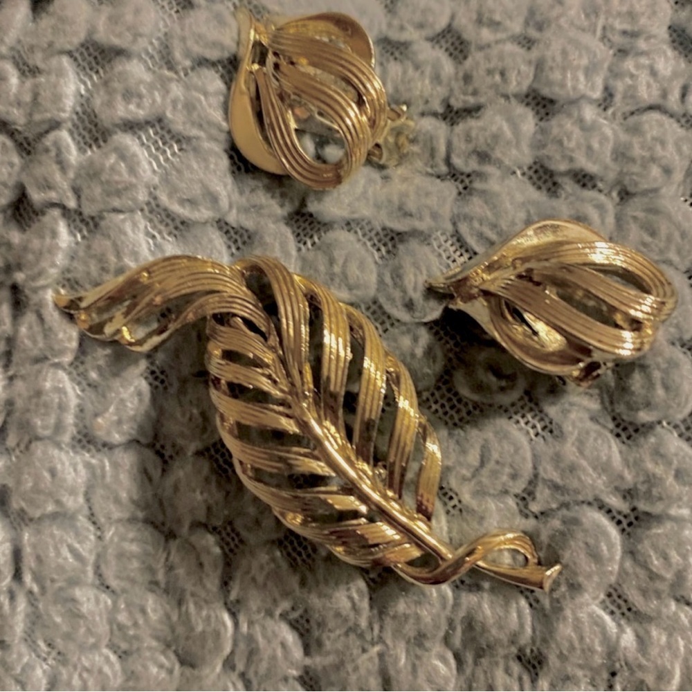 1960’s Signed Coro Gold toned Leaf / Feather Brooch and clip on earrings set